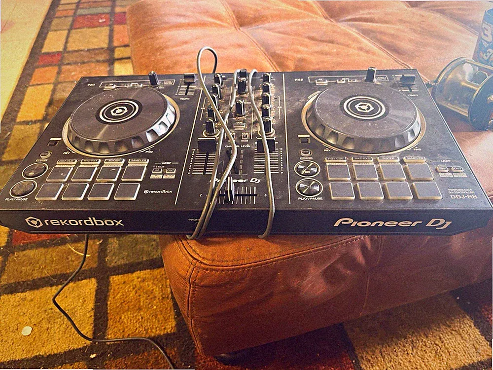 Pioneer DJ DDJ-RB 2-Channel Rekordbox Controller Built-In Mixer 16 Pads Black
