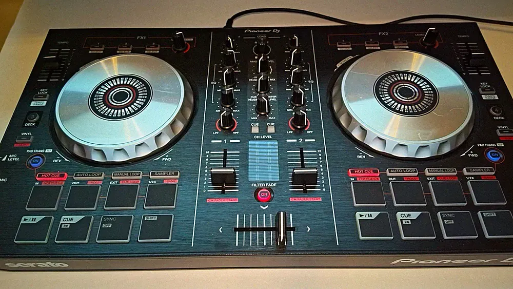 Pioneer DJ DDJ-SB2 Serato 2-Channel 2-Deck DJ Controller powers on
