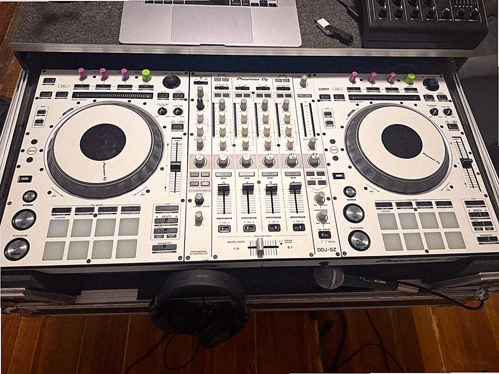 Pioneer DJ DDJ-SZ White 4-Channel 2-Deck DJ Controller USB Interface