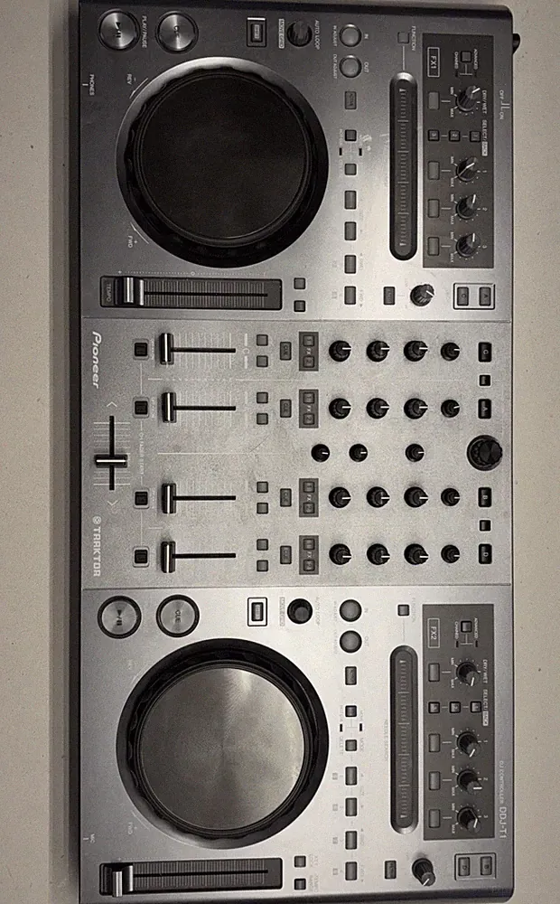 Pioneer DJ DDJ-T1 DJ controller for TRAKTOR 4-Channel 4ch DDJT1