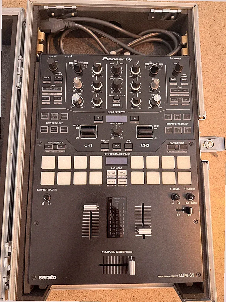 Pioneer DJ DJM-S9 - 2-Channel Battle Mixer - Excellent cond w/ Road Ready case