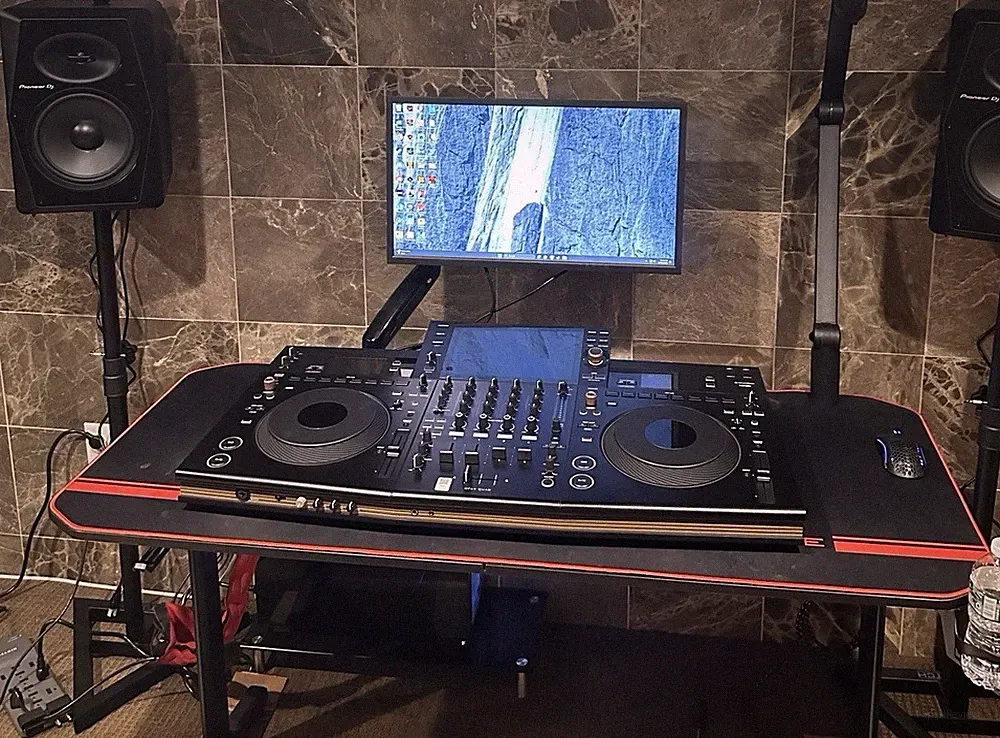Pioneer DJ DM-80 Speakers with stands and XLR