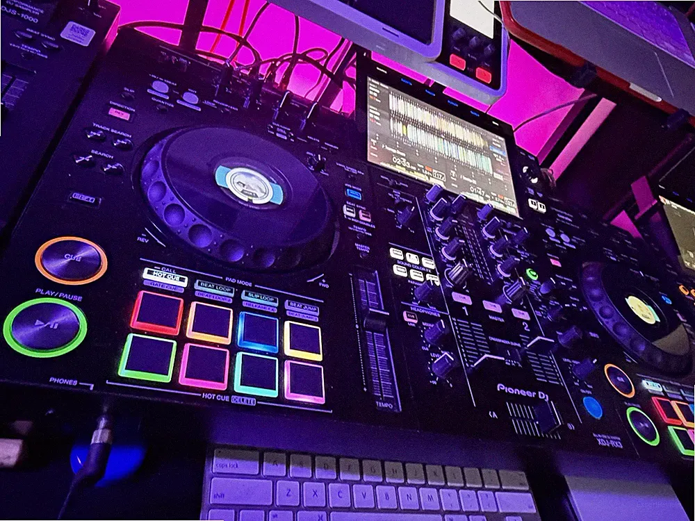 Pioneer DJ XDJ-RX3 2-Channel All-in-One DJ Controller Touchscreen 16-Pad Black