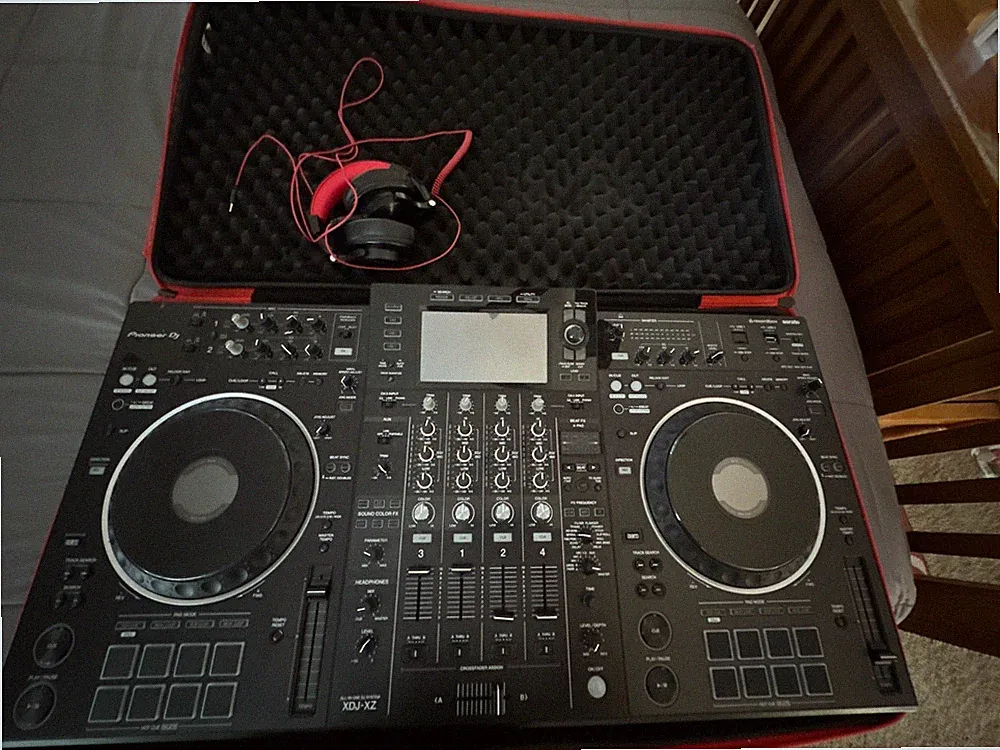 Pioneer DJ XDJ-XZ All-in-One DJ System 4-Ch rekordbox Serato + Case + Headphones