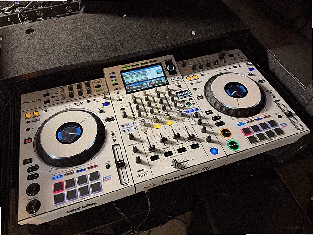 Pioneer DJ XDJ-XZ All-in-One DJ System Controller Serato + Odyssey Flight Case