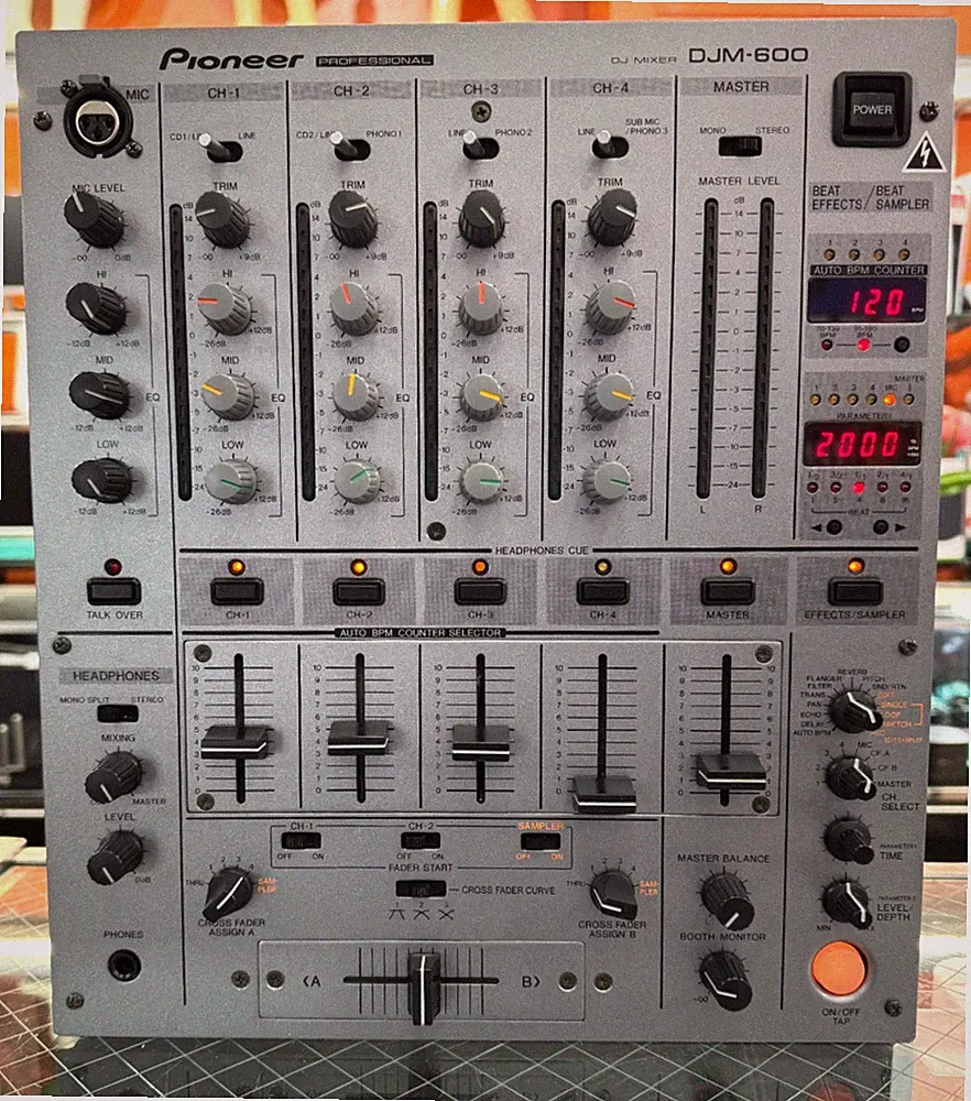 Pioneer DJM-600 Professional 4-channel DJ Mixer in Silver