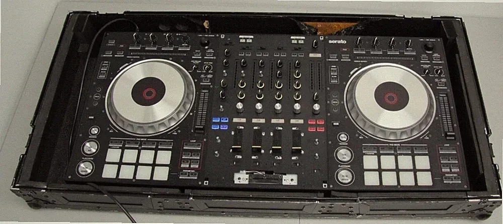 Pioneer Serato DDJ-SZ DJ Controller 4-Channel And Odyssey Flight Case
