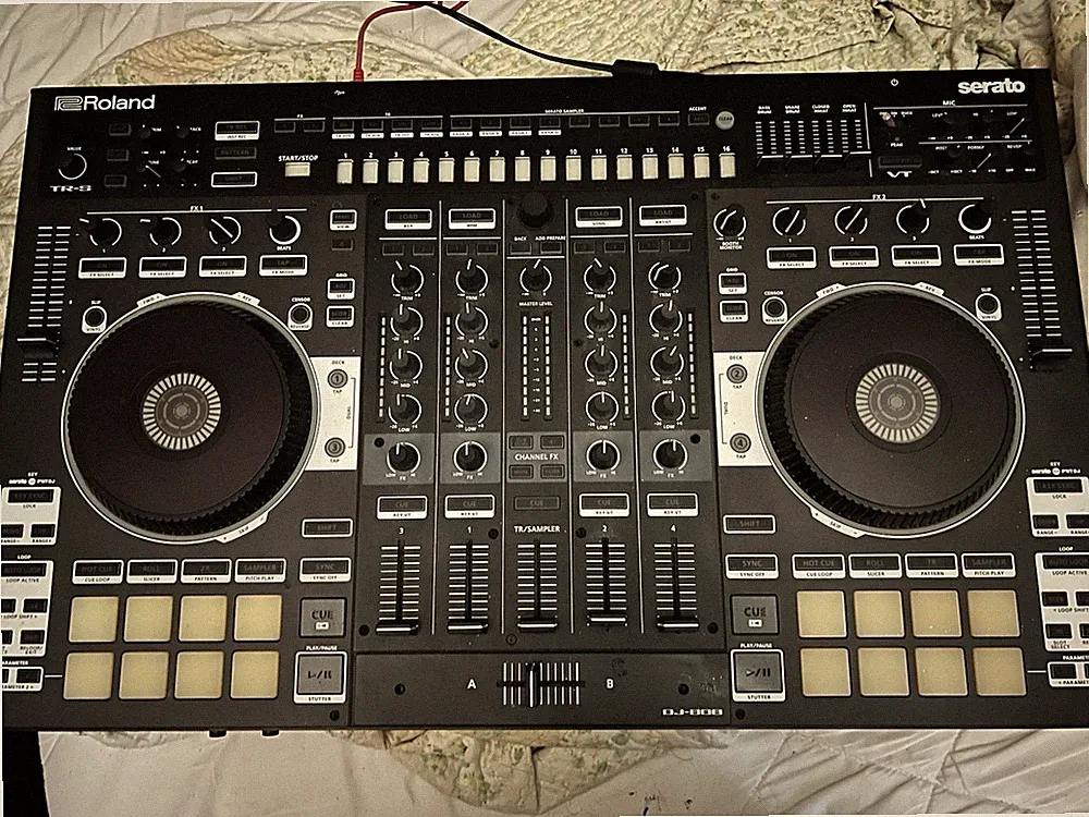 READ Roland DJ-808 4-Channel 2-Deck Serato DJ Controller w/ Flight Case
