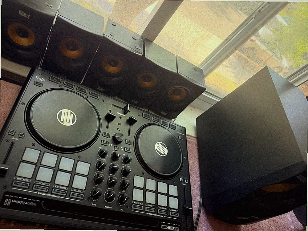 Reloop Beatpad 2 DJ Controller, Built-in Effects, 16 Pads, PC/Mac Compatible