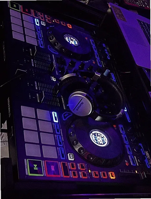 Reloop Mixon 8 Pro 4-Channel DJ Controller Hybrid Performance Might Need Work