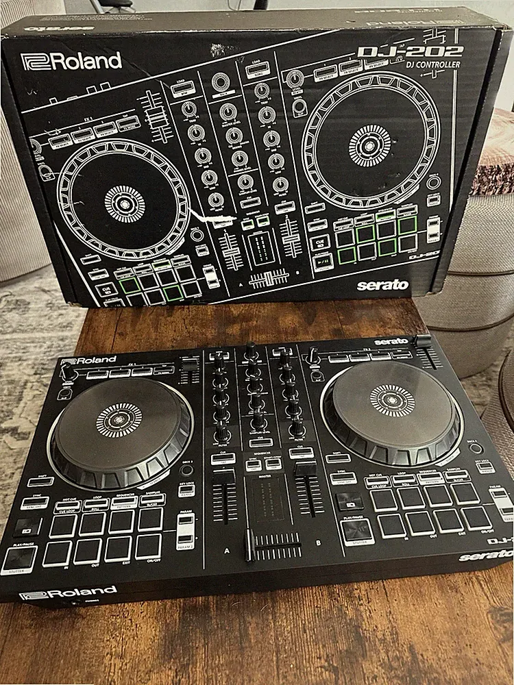 Roland DJ-202 2-Channel 4-deck Serato USB Sequencer Controller w/ Dust Cover