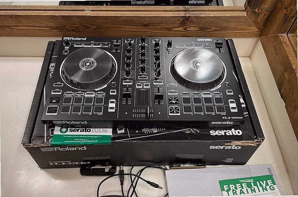 Roland DJ-202 2-Channel Serato DJ USB MIDI Sequencer Controller w/ Original Box