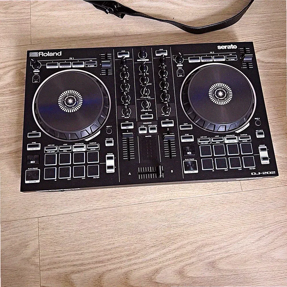 Roland DJ-202 DJ Controller DJ-202 2-Deck 2-Ch 16 Pads Sequencer Black