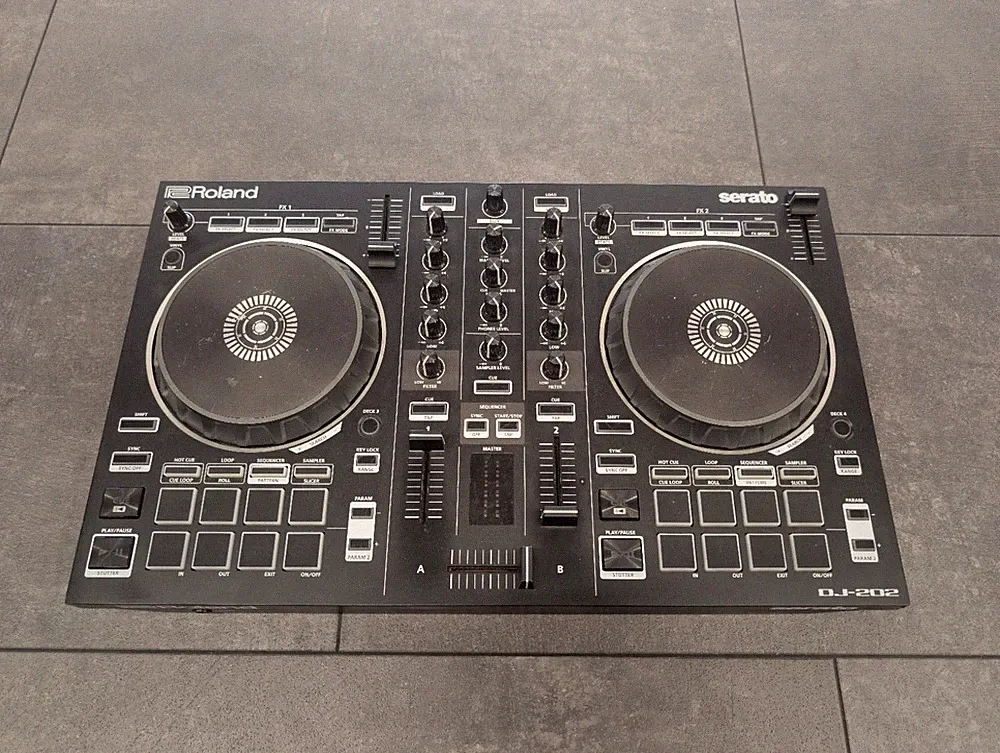 Roland DJ-202 Serato DJ Controller Untested