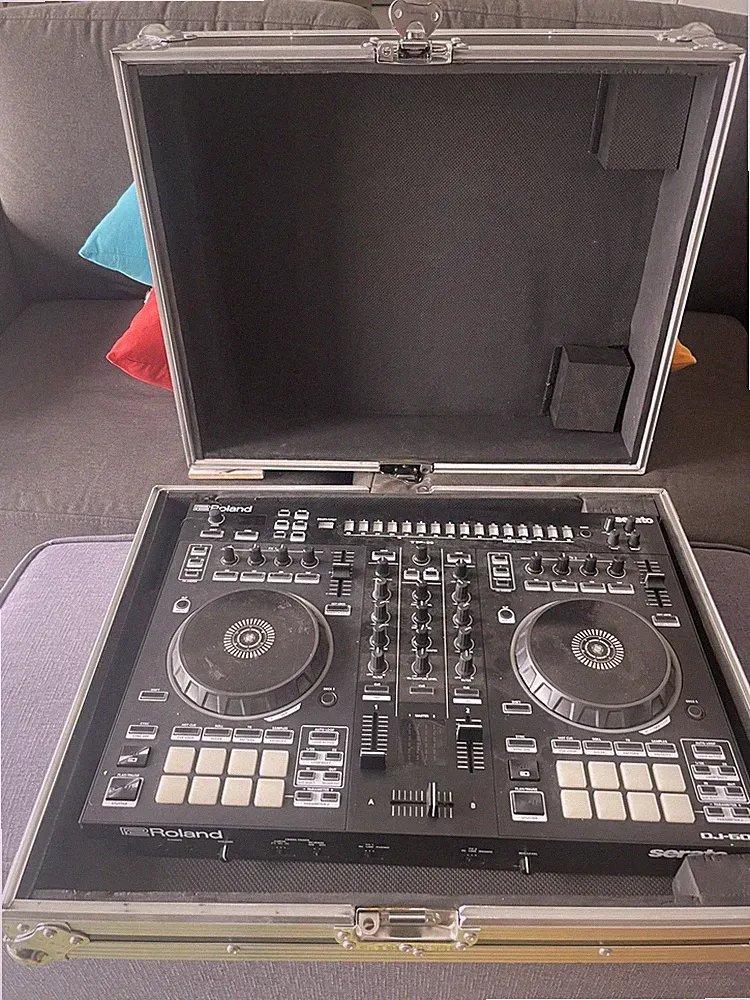 Roland DJ-505 2-Channel DJ Controller With ODY USA CASE