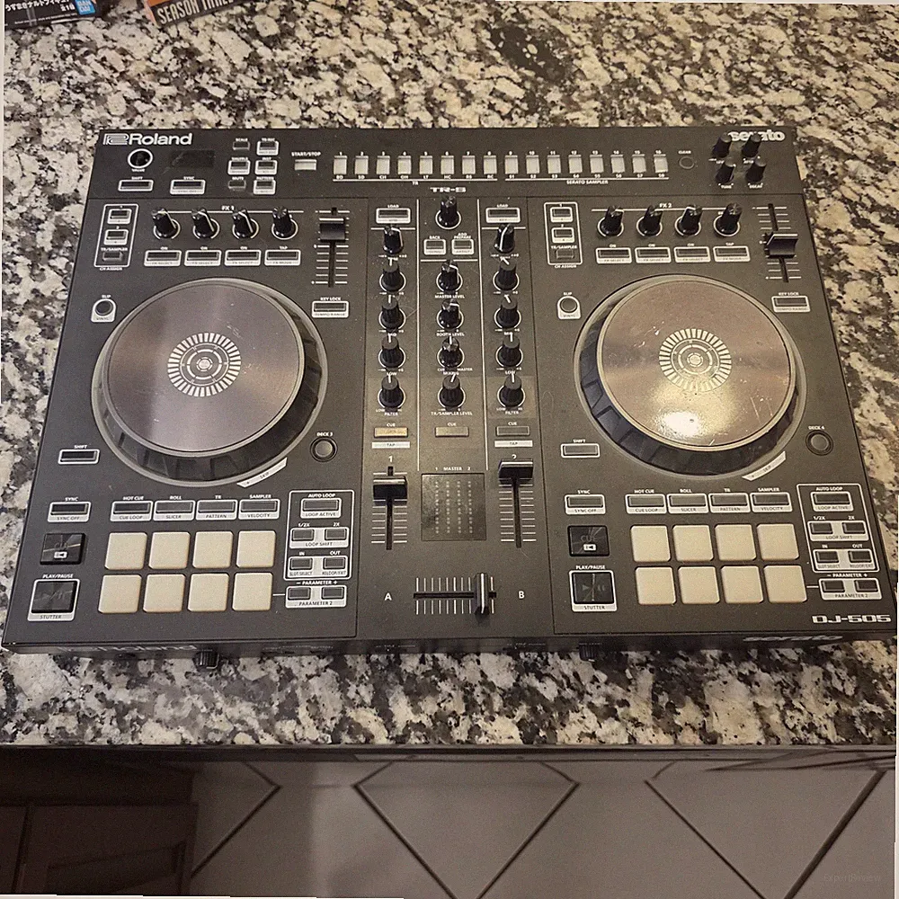 Roland DJ-505 2-Deck Serato DJ Controller with Drum Machine READ
