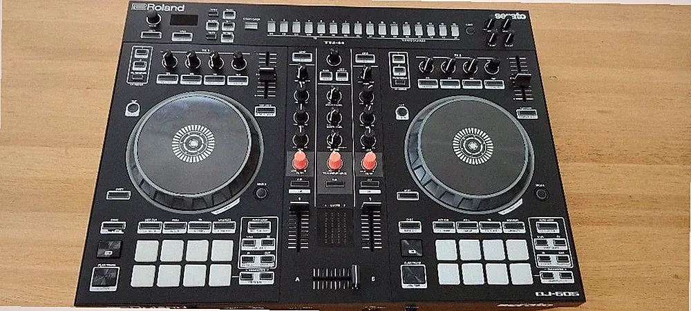 Roland DJ-505 4-Deck 2-Channel Serato DJ Controller w/ Case, Tested Working