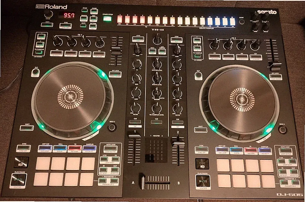Roland DJ-505 Serato DJ Pro Controller 2-Channel 4-Deck TR Drum Machine Japan