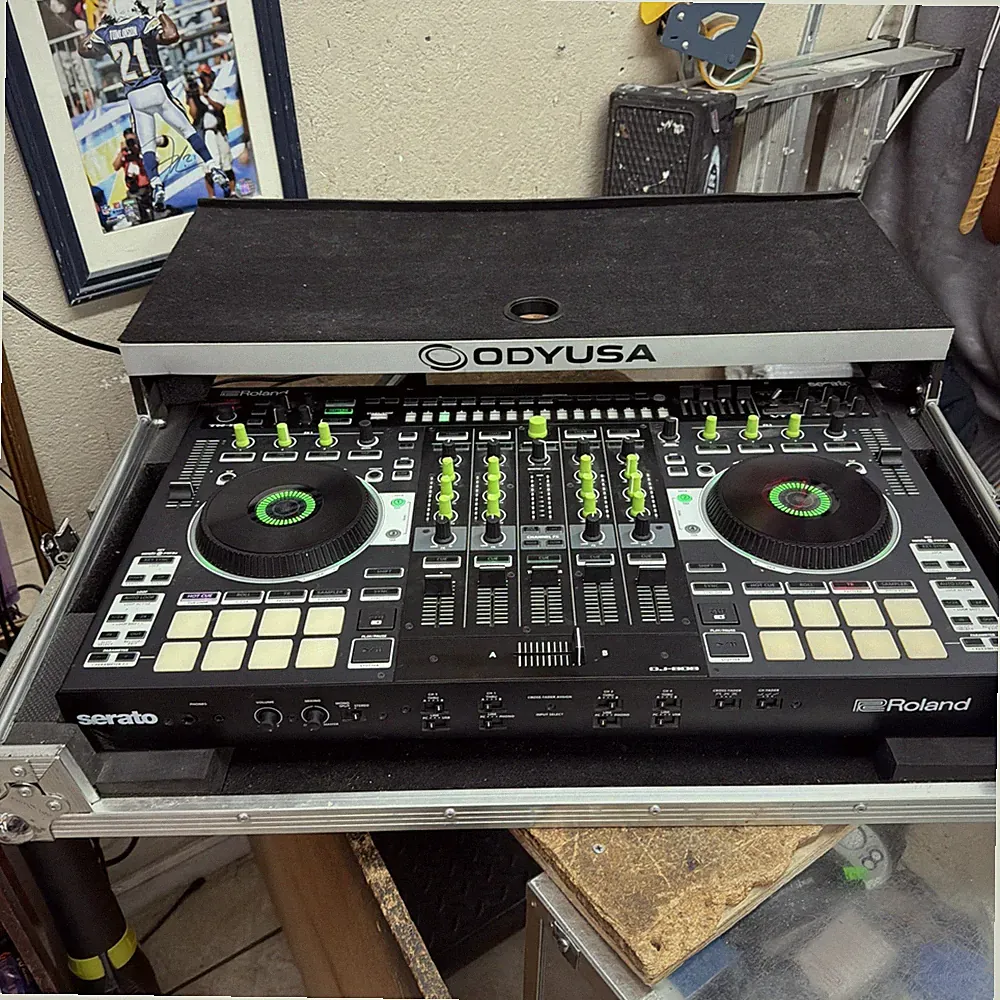 Roland DJ-808 4-Channel 2-Deck Serato DJ Controller w/ Flight Case