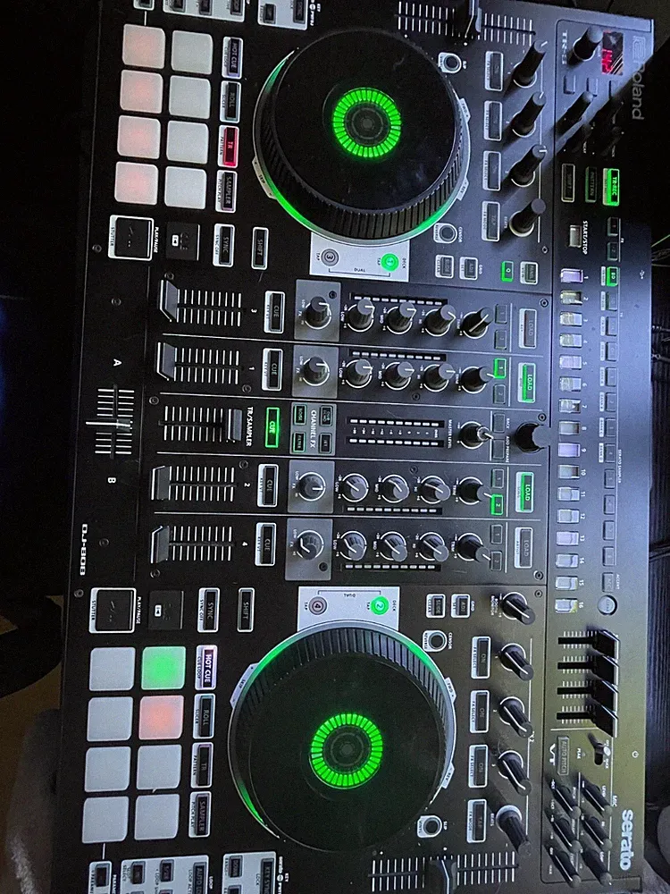 Roland DJ-808 Controller