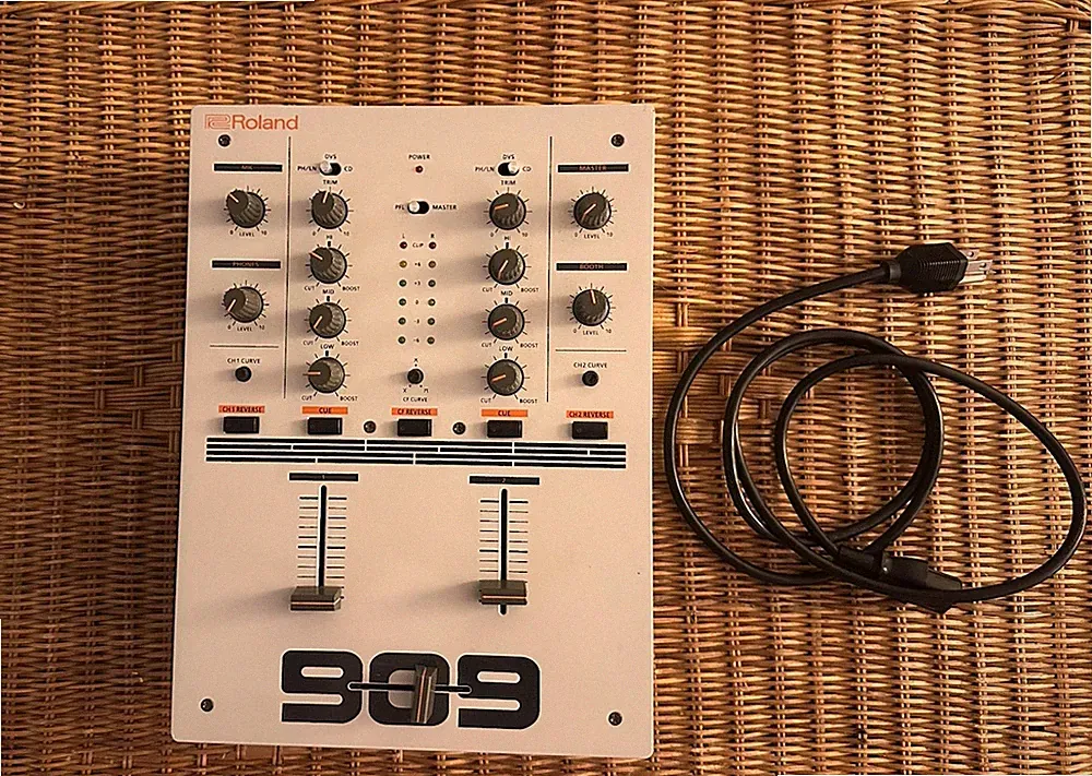 Roland DJ-99 DJ Mixer 909 - Very Little Use - 2-Channel -2016