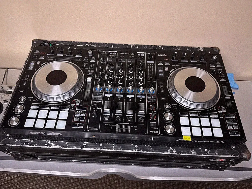 Serato dj controller DDJ- SZ2