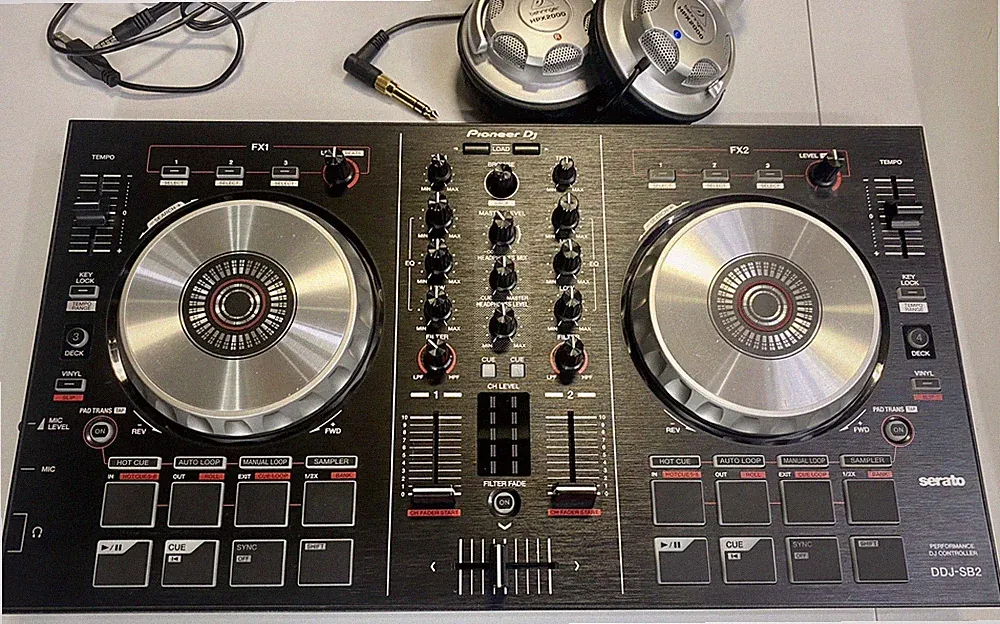 SERATO PIONEER DJ DDJ-SB2 (P17031054) with headphones