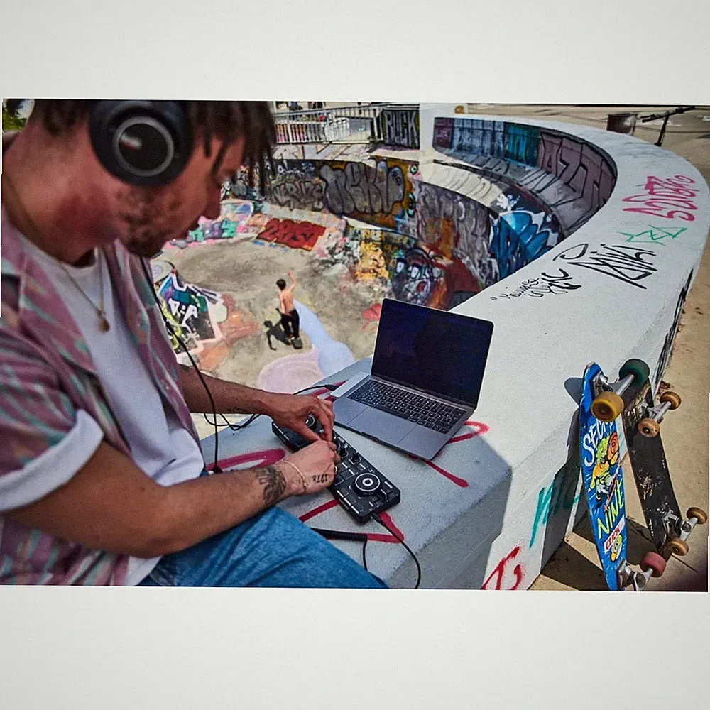 Touch-Sensitive DJ Controller | Built-in Sound Card