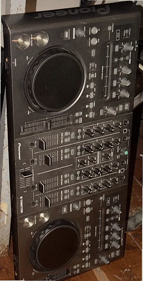 Traktor DDJ T1 DJ Controller