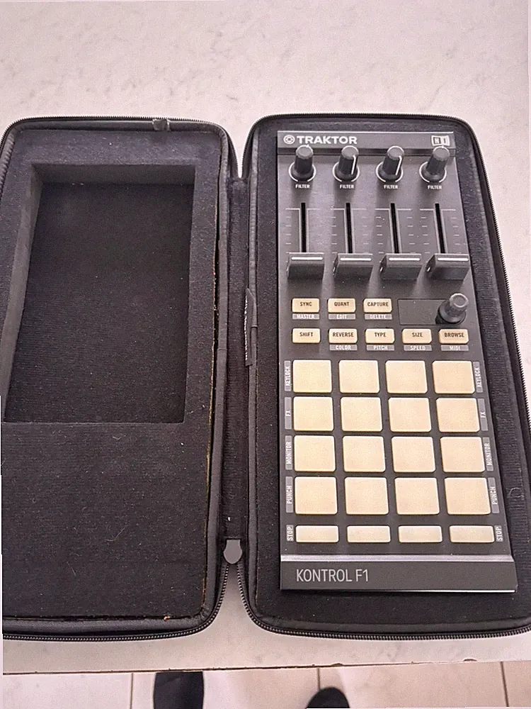 Traktor Kontrol F1 DJ Controller + Bag