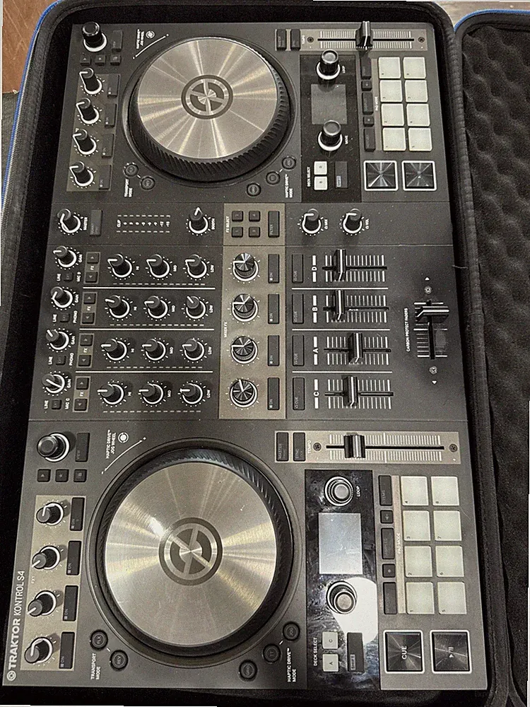 Traktor Kontrol S4 MK3 DJ Controller 4-Channel Mixer + Travel Bag