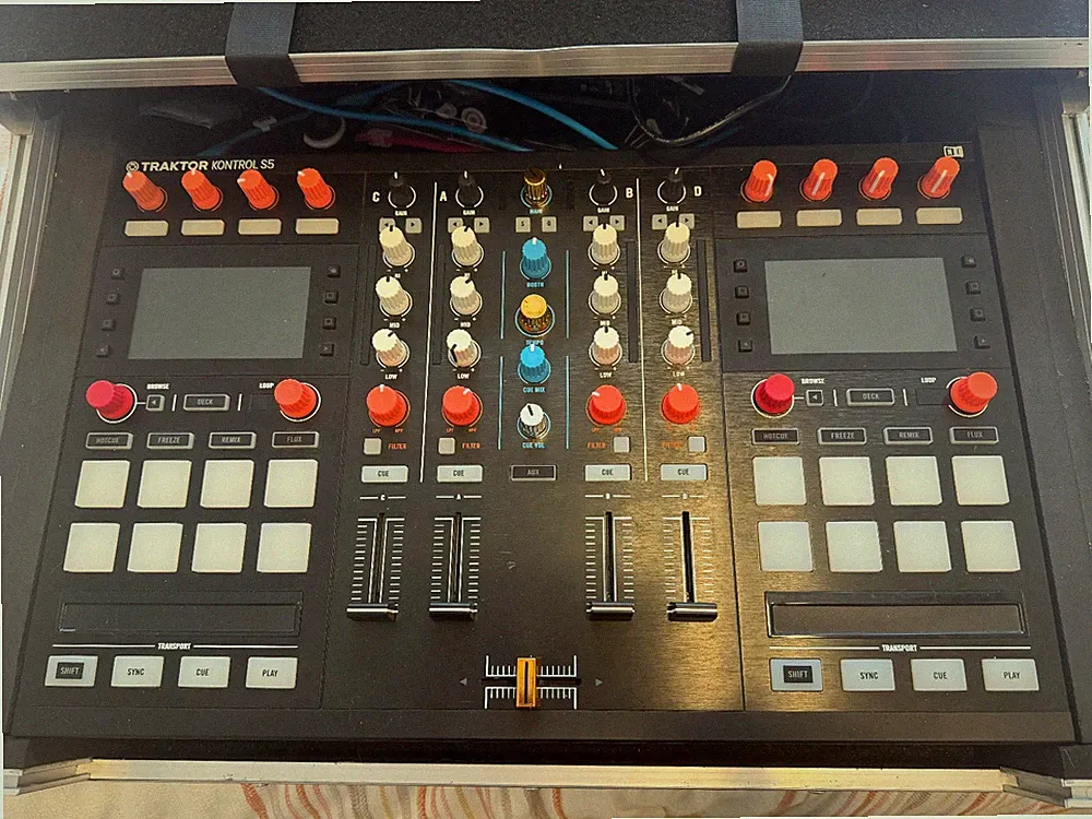 Traktor Kontrol S5 DJ Controller w/Flight Case - Read Description