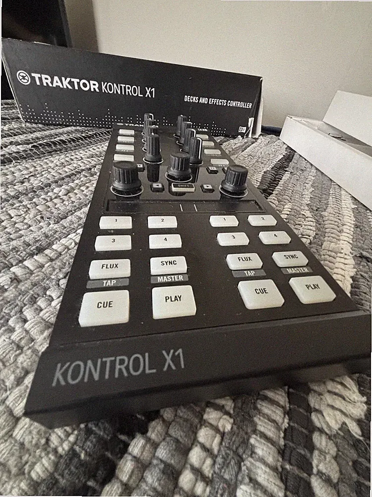 Traktor Kontrol X1 2-Deck FX DJ Controller Tabletop Browse Encoder Black