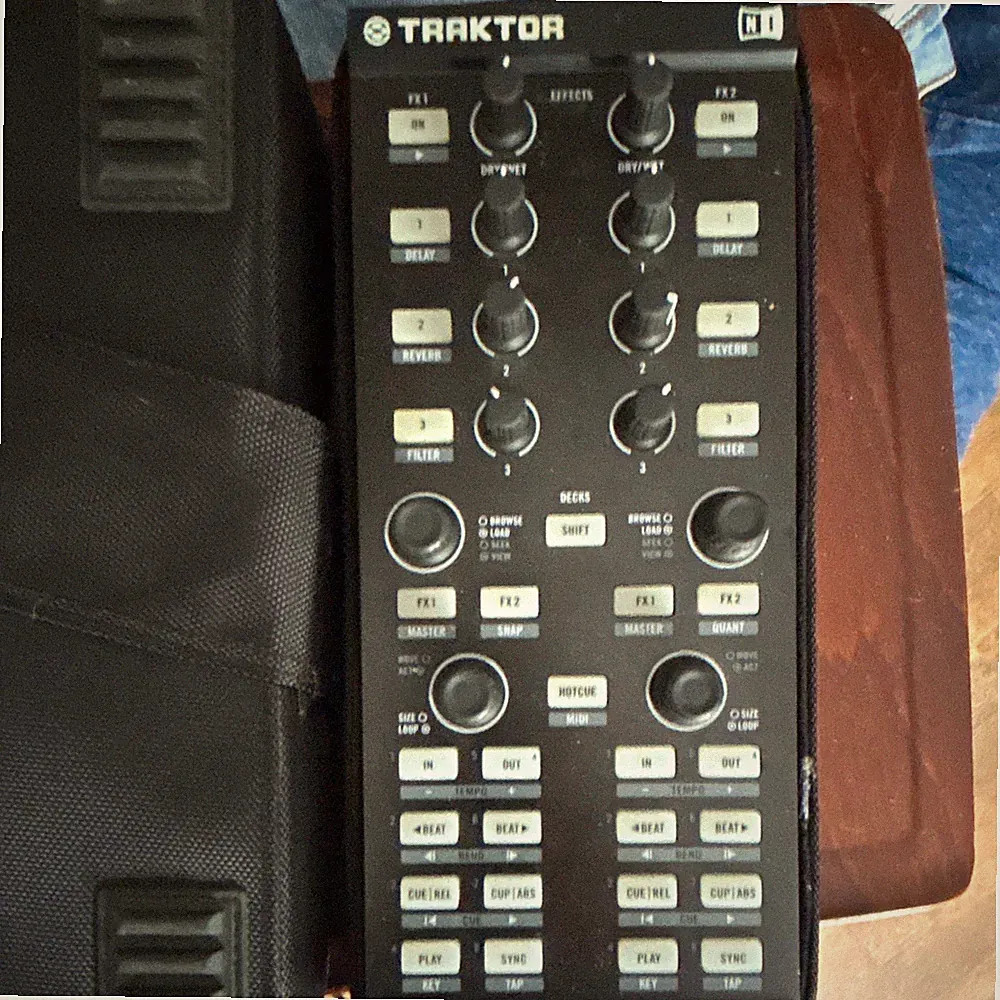 Traktor Kontrol X1 Double Deck 2-Deck MIDI DJ Controller w/ Effects Black