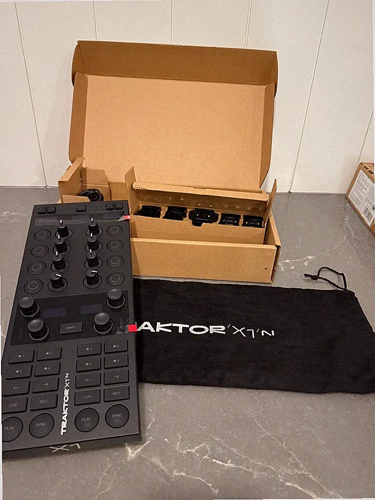 TRAKTOR KONTROL X1 Mk3 DJ CONTROLLER