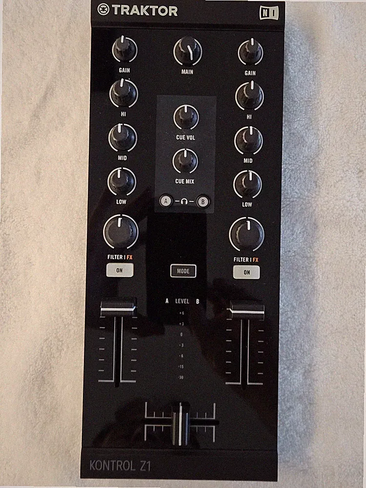 Traktor Kontrol Z1 DJ Controller Soundcard Includes Case Adapter
