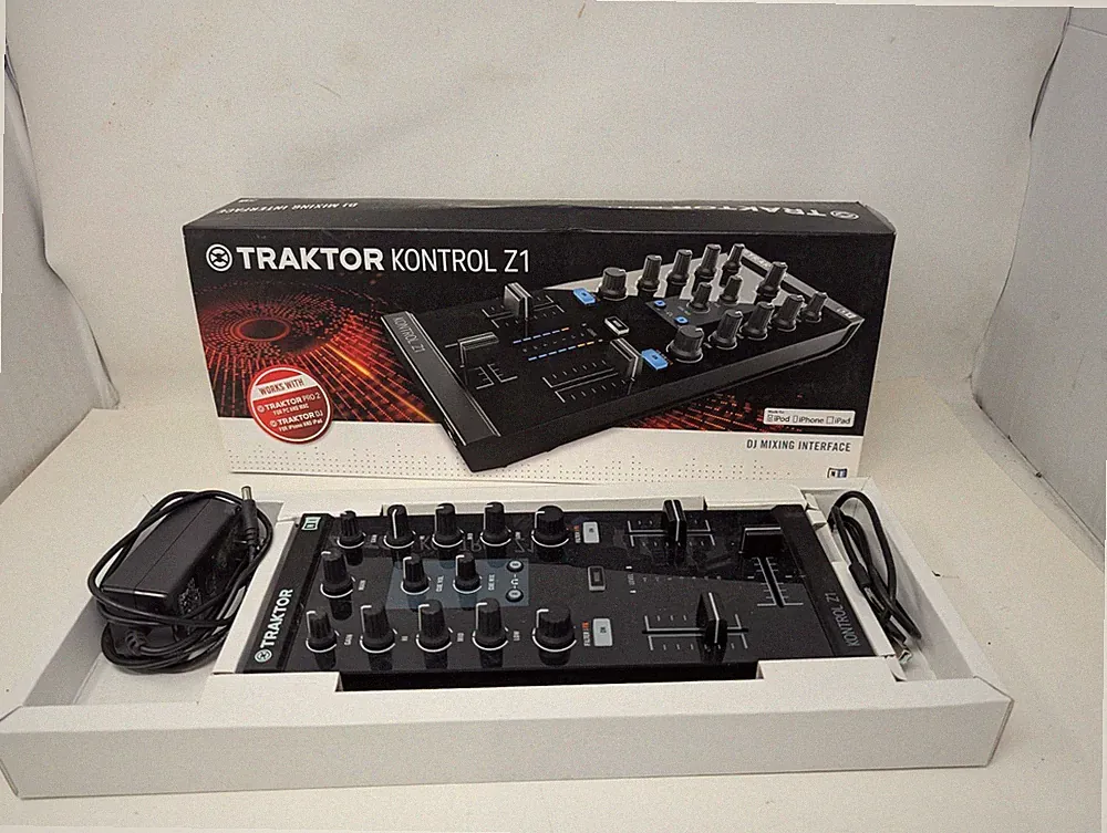 Traktor KONTROL Z1 DJ Effects Controller W/ Box (1)