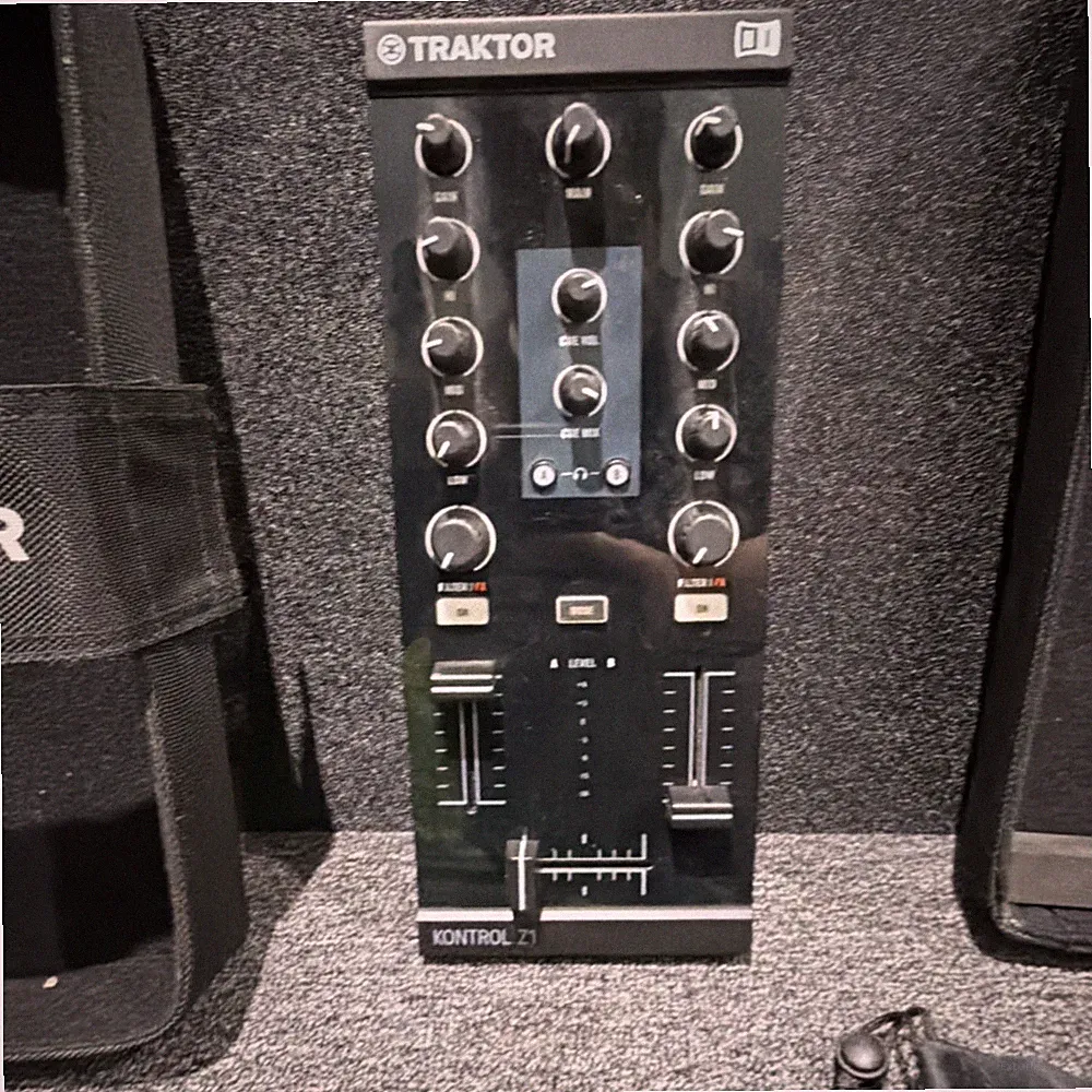 Traktor Kontrol Z1 DJ Mixing Interface Controller 2-Channel USB 3-Band EQ