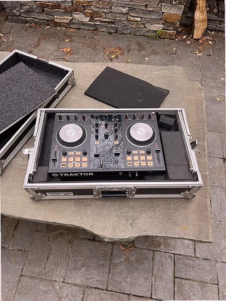 Traktor S2 DJ USB Turntable. Harmony case No Pow Supply Case