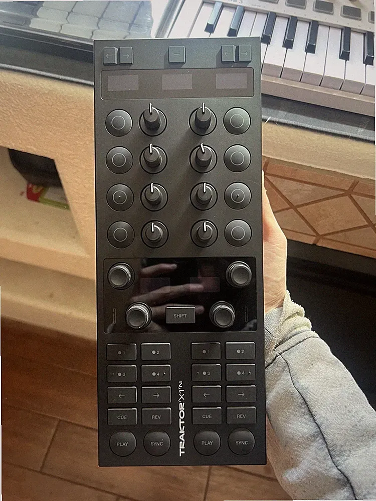 TRAKTOR X1 MK3 DJ Controller Mixer Deck USB Black
