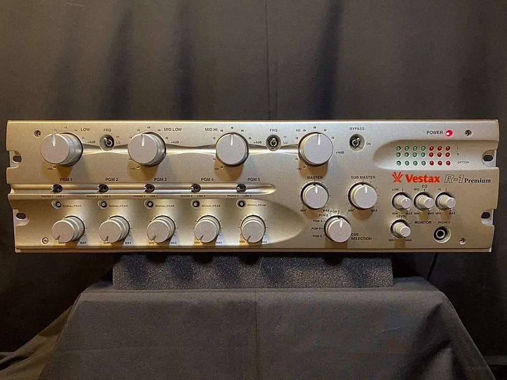 Vestax R-1 DJ Mixer