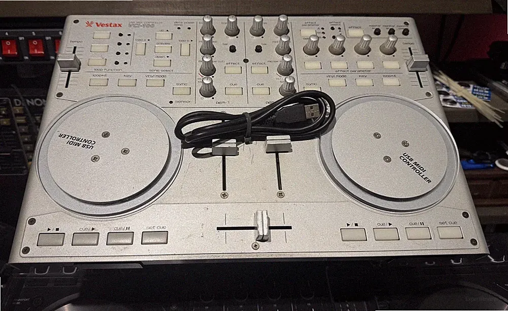 Vestax VCI 100 DJ MIDI Controller with GIGAPort AG 8 out USB Interface