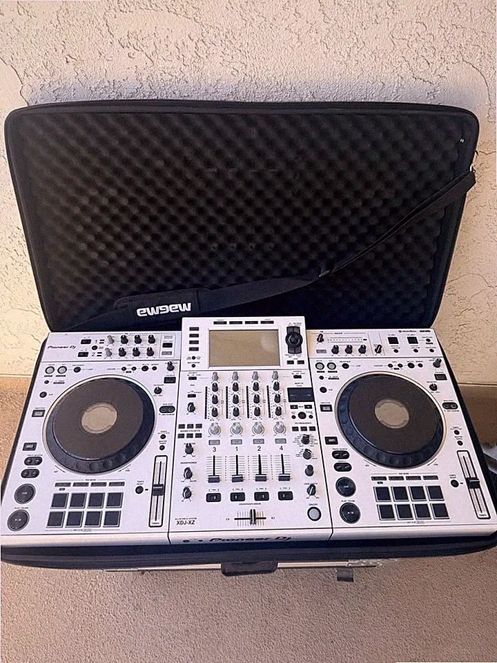 White Pioneer DJ XDJ-XZ Professional All-in-One DJ System Controller XZ